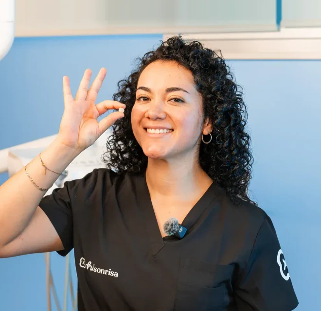Dentist reviewing a digital 3D scan for dental crowns in Mexico City.