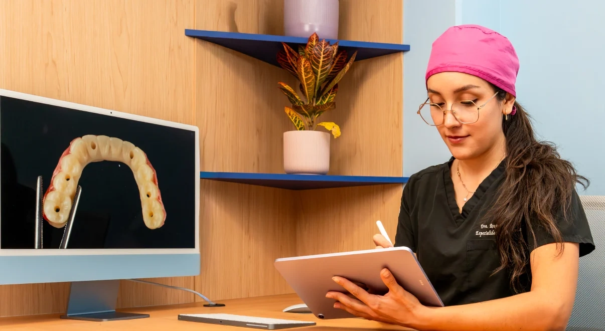 Clinician reviewing a full-arch model and tablet during an All-on-6 consultation at hisonrisa.