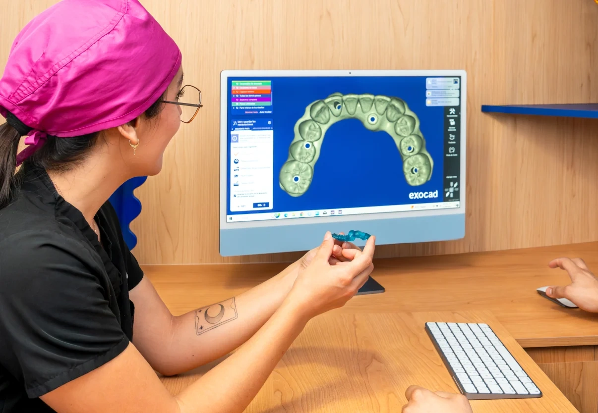 Clinician reviewing a digital full-arch scan for All-on-6 planning at hisonrisa.
