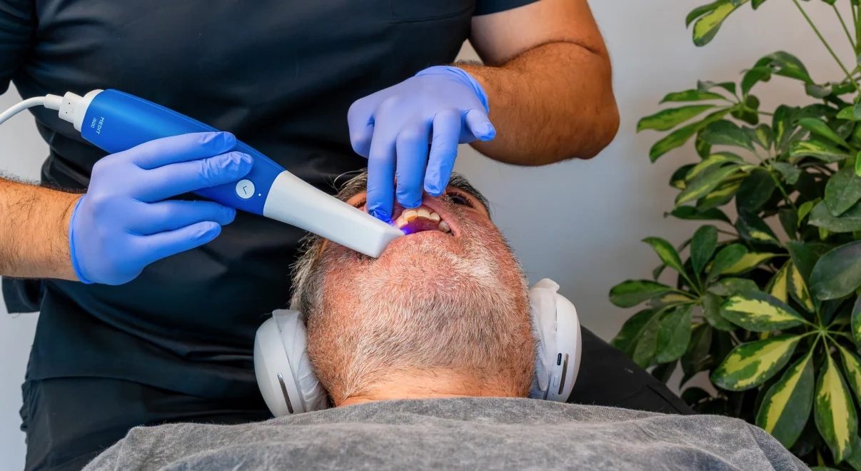Dentist scanning a patient before the All-on-6 surgery and provisional phase at hisonrisa.