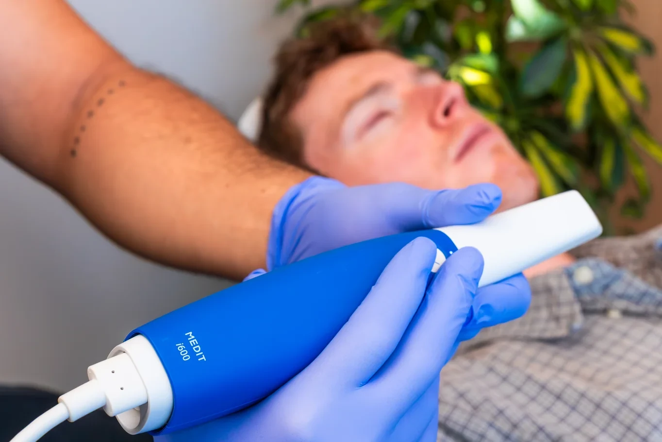 Intraoral scanner used during digital dental planning at hisonrisa.