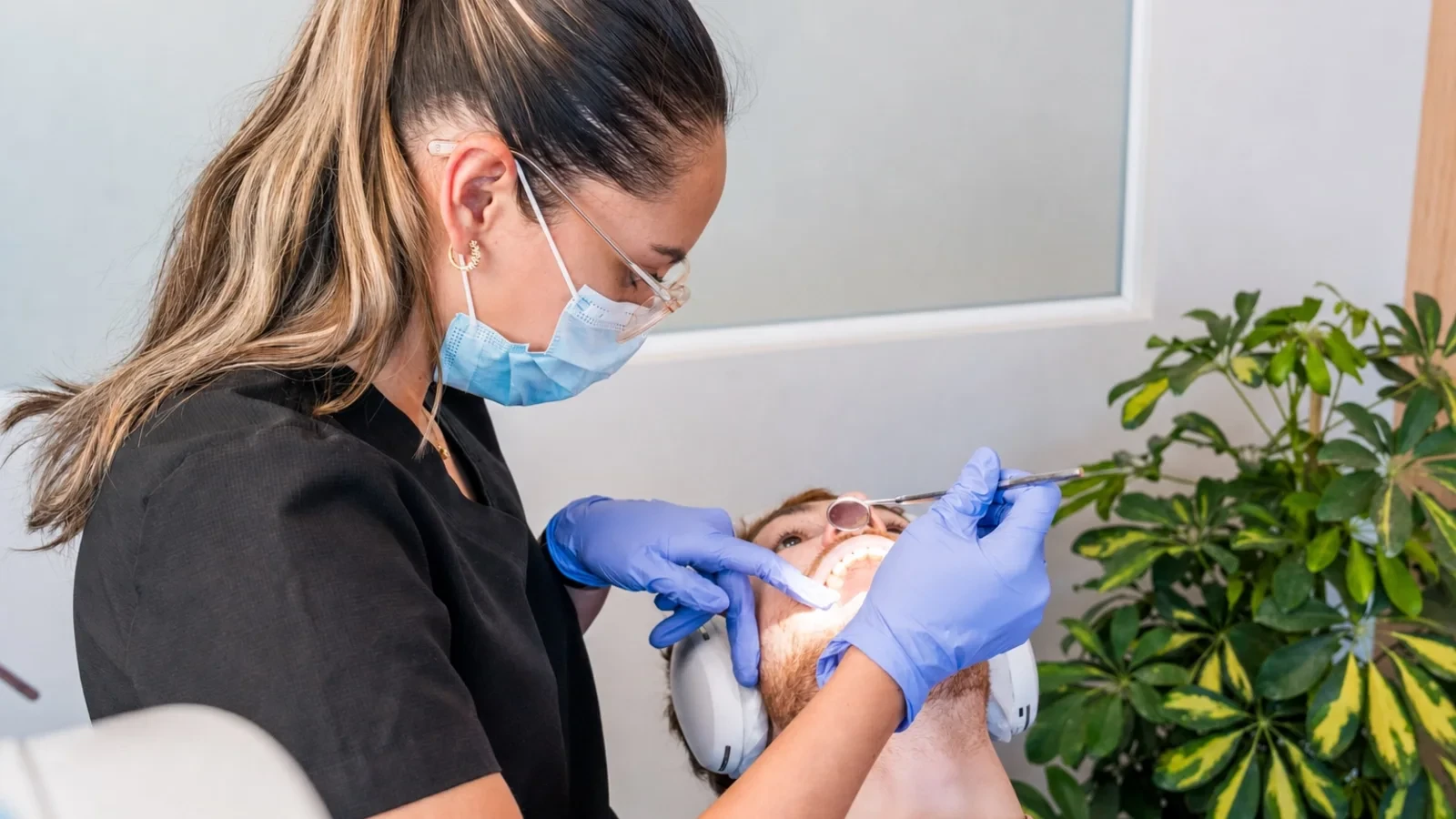 Dentist checking a patient's teeth during a chairside evaluation at hisonrisa in Mexico City.