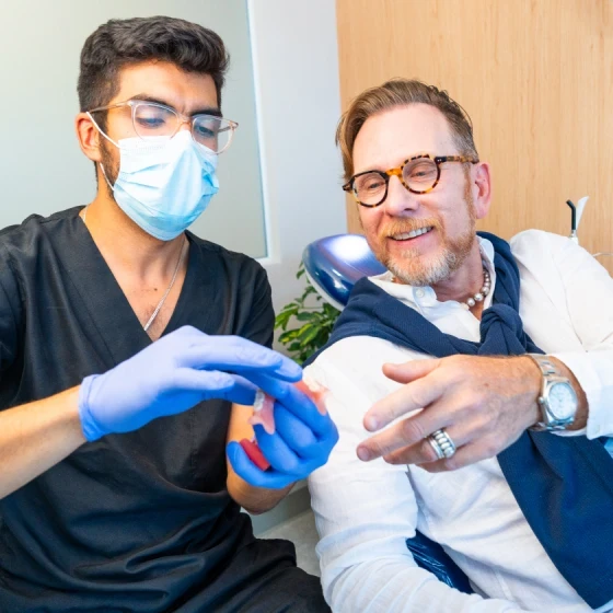 Dentist explaining a full-arch treatment plan to a patient at hisonrisa.