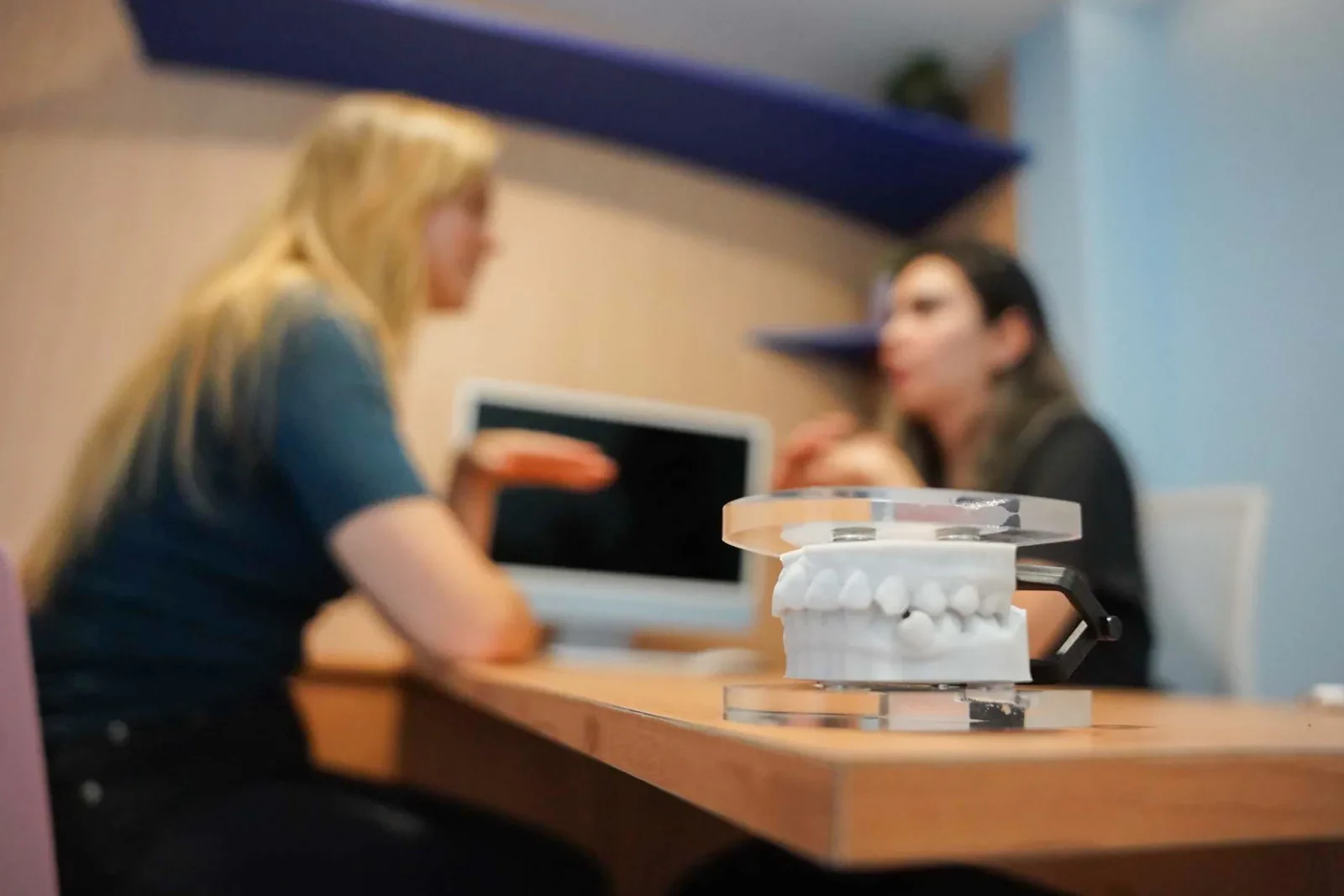 Dental model in focus during a consultation at hisonrisa in Mexico City.