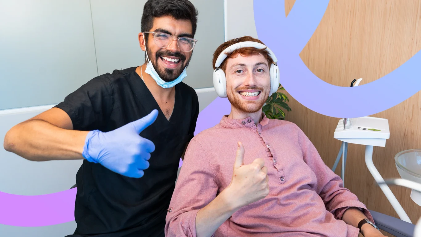 Dentist and patient giving thumbs up after a dental visit at hisonrisa in Roma Sur.