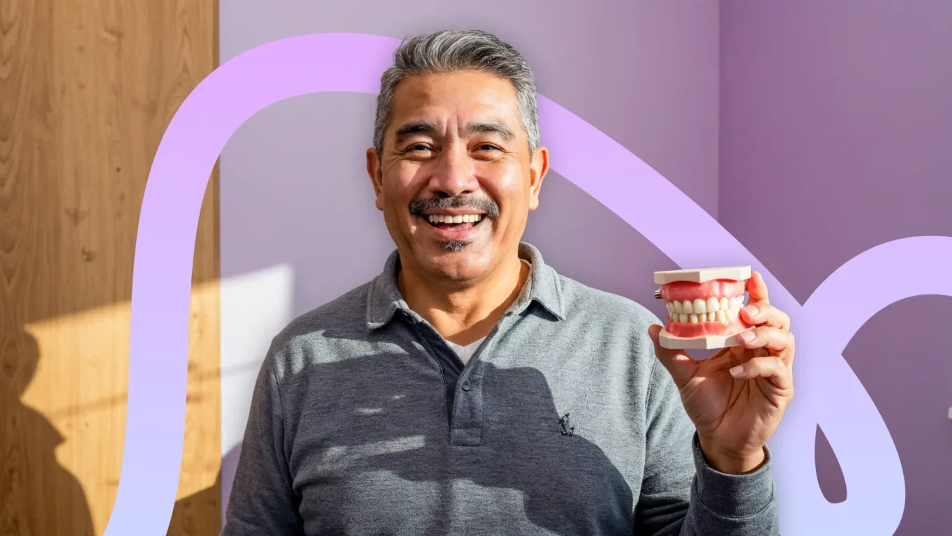 Paciente sonriendo después de recibir una prótesis parcial en Roma Sur, CDMX.
