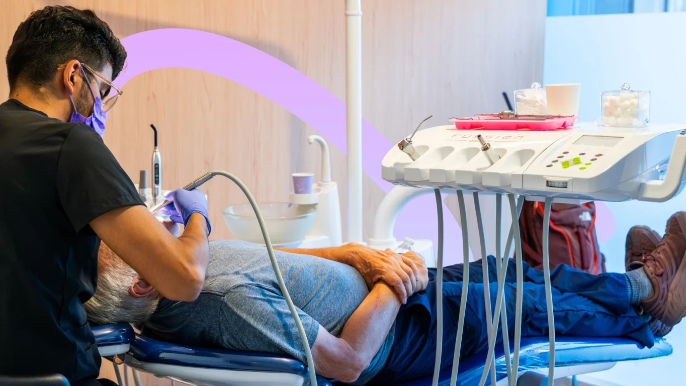 Dentist performing a dental cleaning procedure for a patient at hisonrisa in Roma Sur.