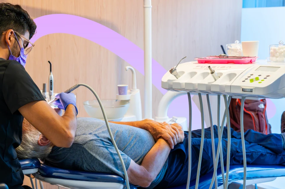 Dentist performing a dental cleaning procedure for a patient at hisonrisa in Roma Sur.
