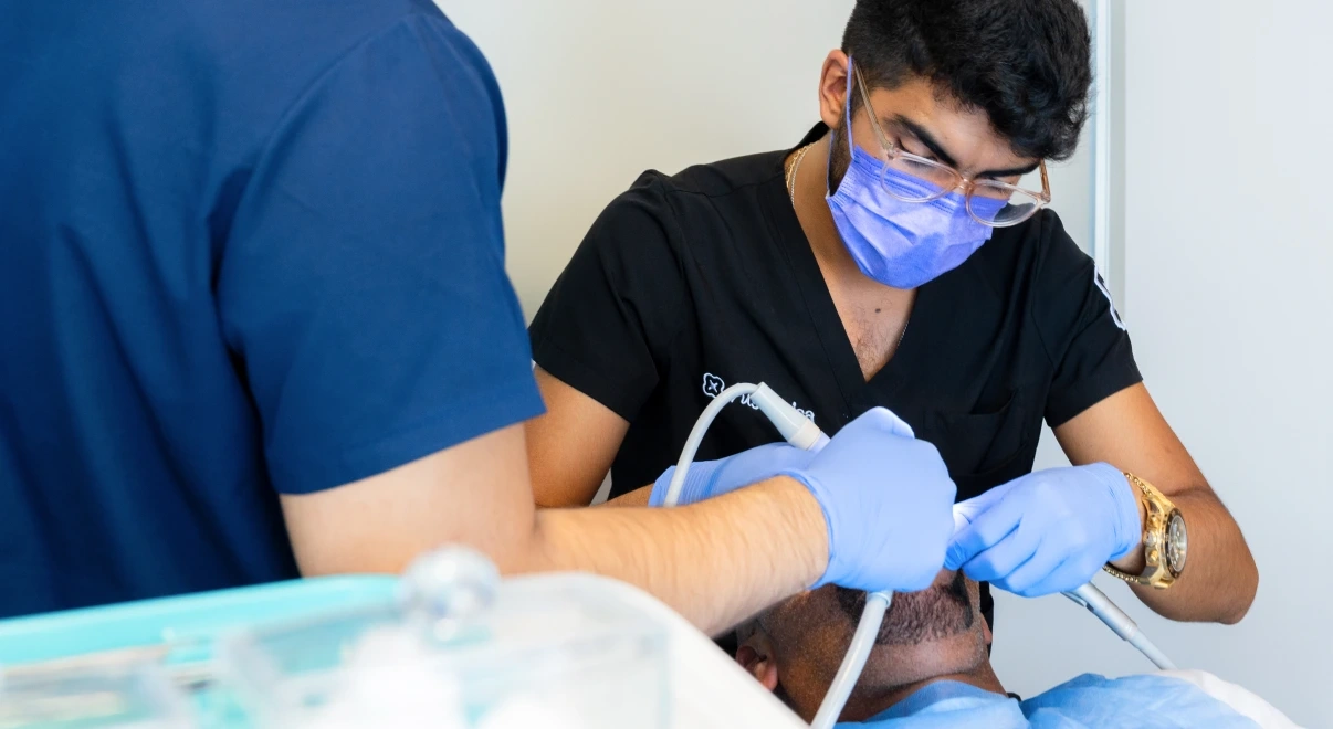 Clinician performing a routine dental cleaning (prophylaxis) at hisonrisa in Roma Sur.