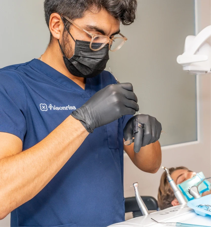 Dentist preparing for a clinical procedure at hisonrisa in Roma Sur.