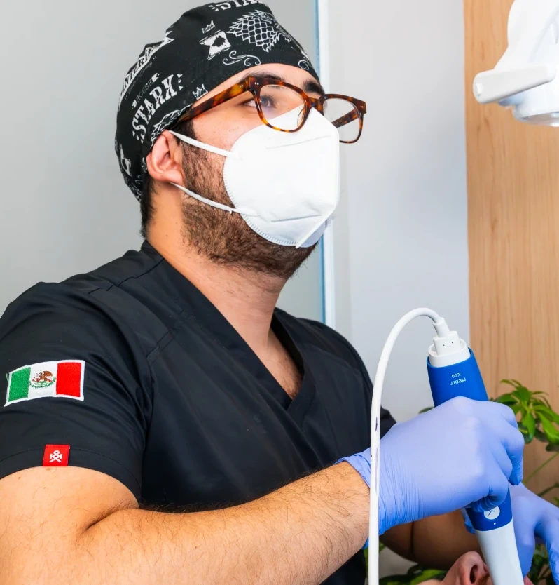 hisonrisa clinician using an intraoral scanner during a treatment visit.