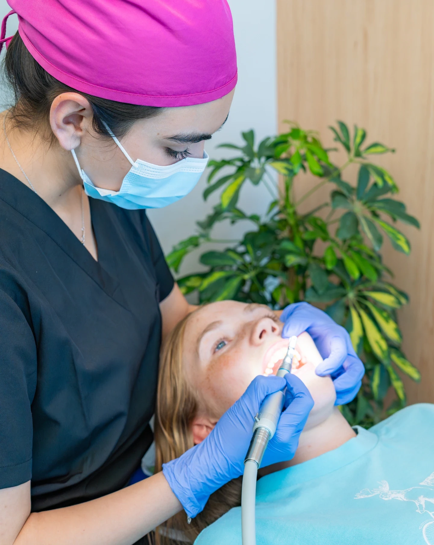 Clinician performing a professional dental cleaning for a patient at hisonrisa in Roma Sur.