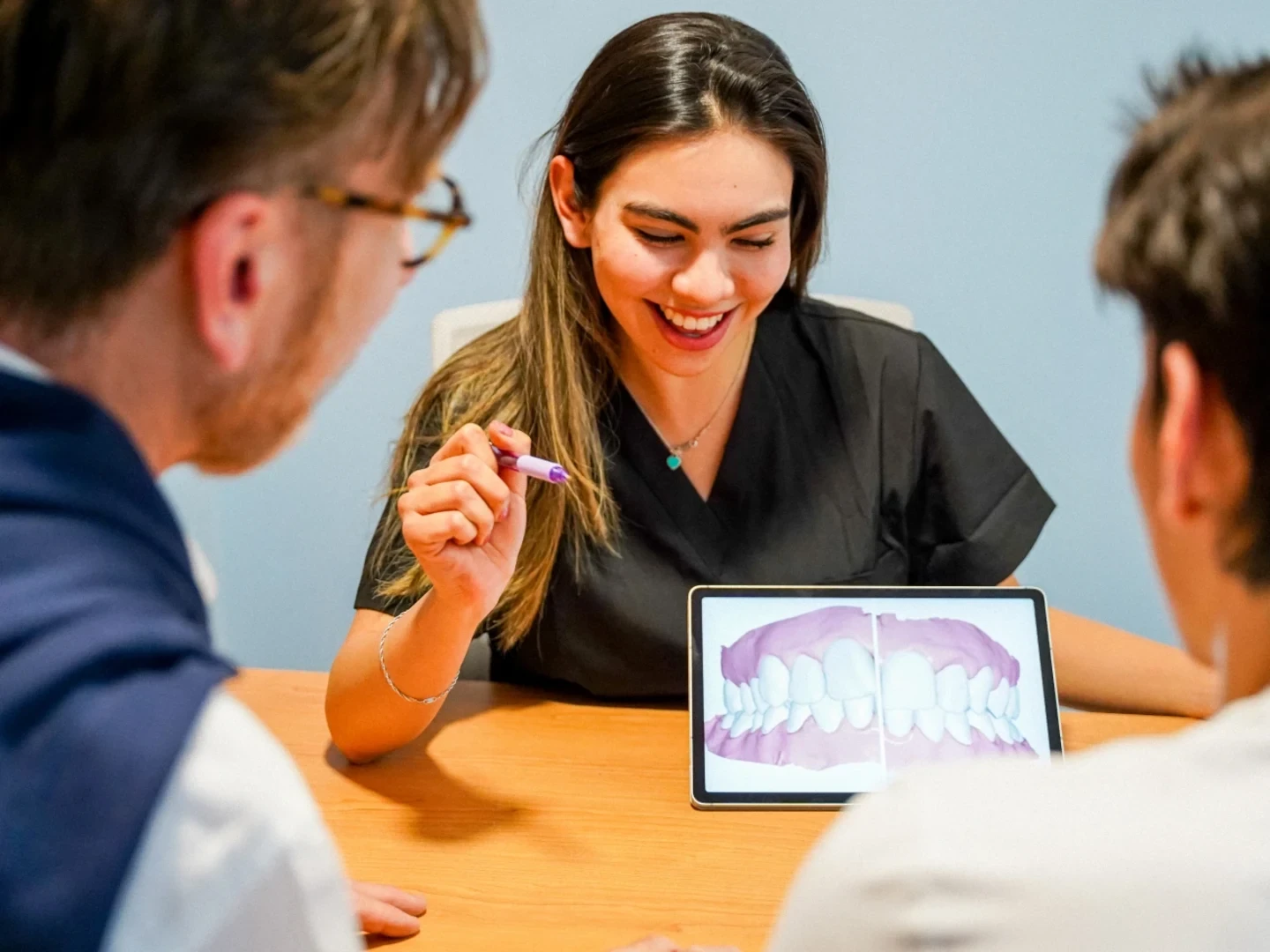 hisonrisa dentist explaining a restorative dental plan on a tablet in Roma Sur, Mexico City.