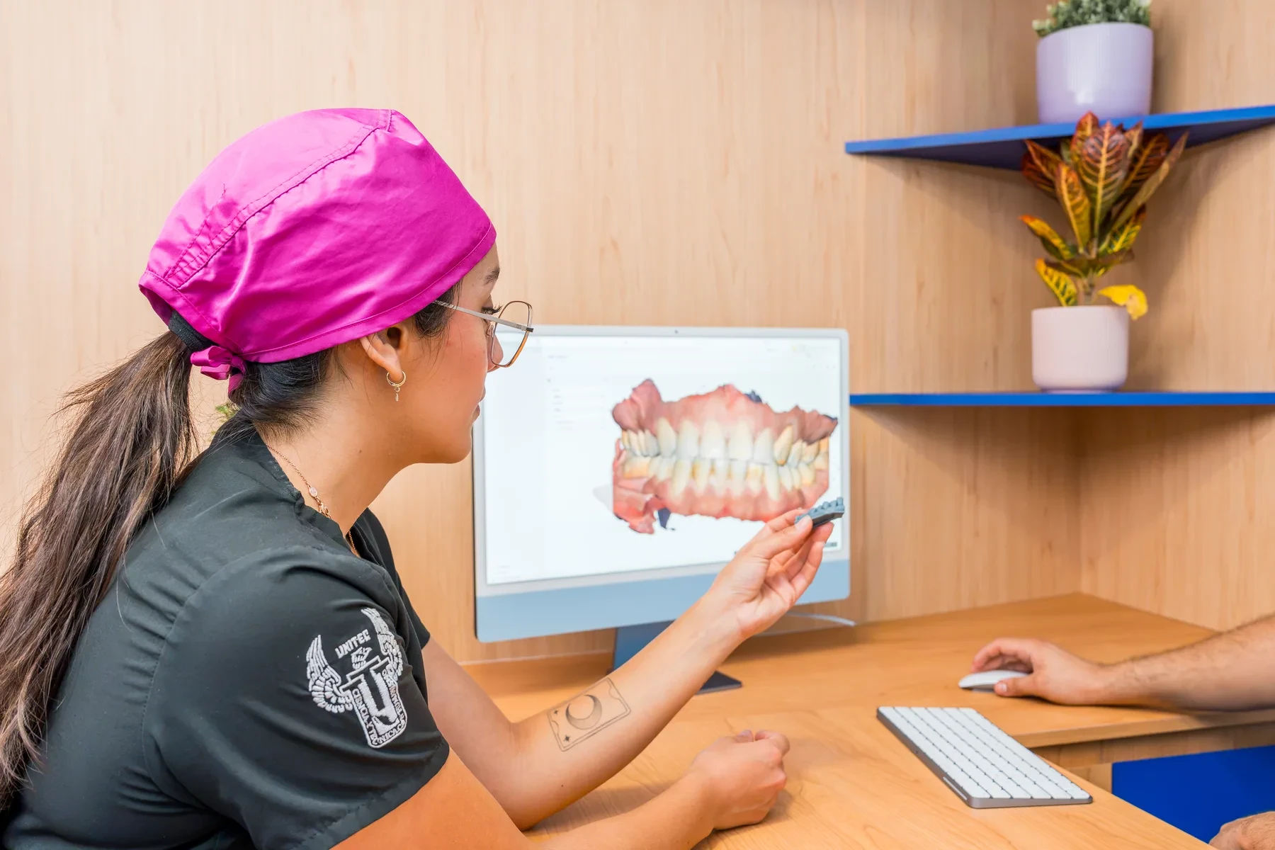 hisonrisa clinician reviewing a 3D dental scan on screen to plan root canal and crown care in Roma Sur, Mexico City.