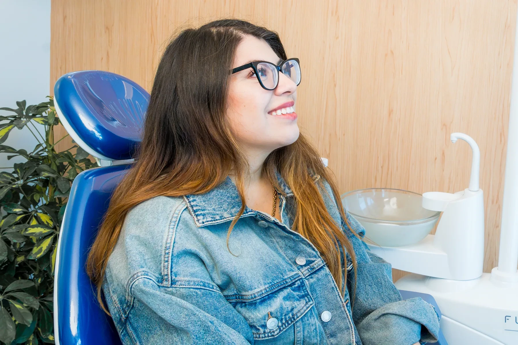 Smiling patient in the dental chair during a root canal and crown consultation at hisonrisa in Roma Sur, Mexico City.