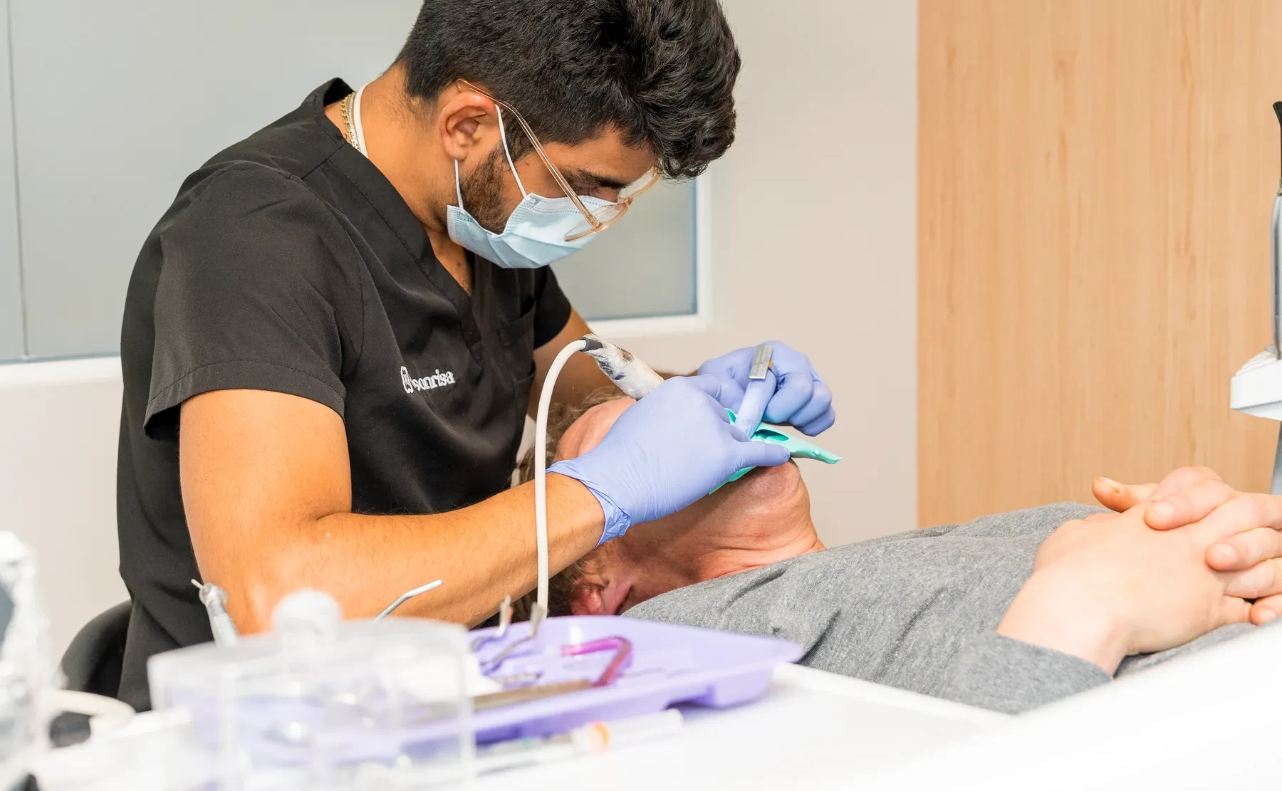 hisonrisa dentist performing chairside endodontic treatment in the Roma Sur clinic, Mexico City.