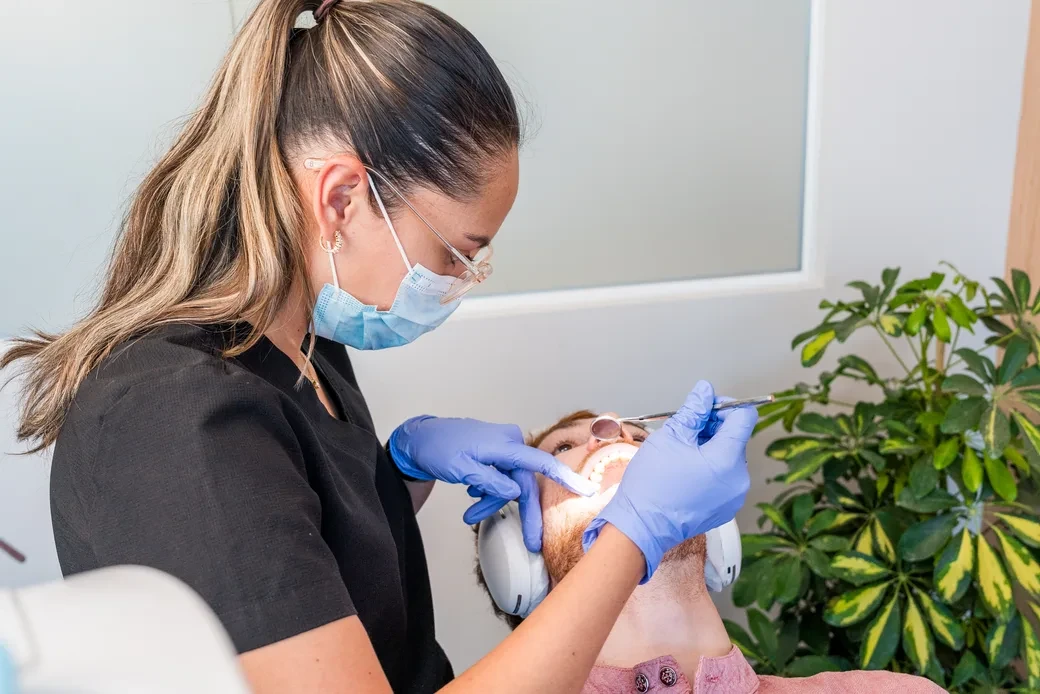 Dental clinician treating a patient during a crown visit at hisonrisa in Mexico City.