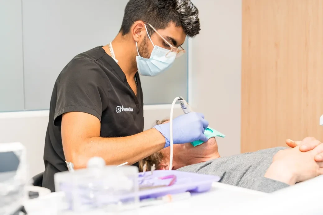 Dentist treating a patient chairside during a crown visit at hisonrisa in Mexico City.