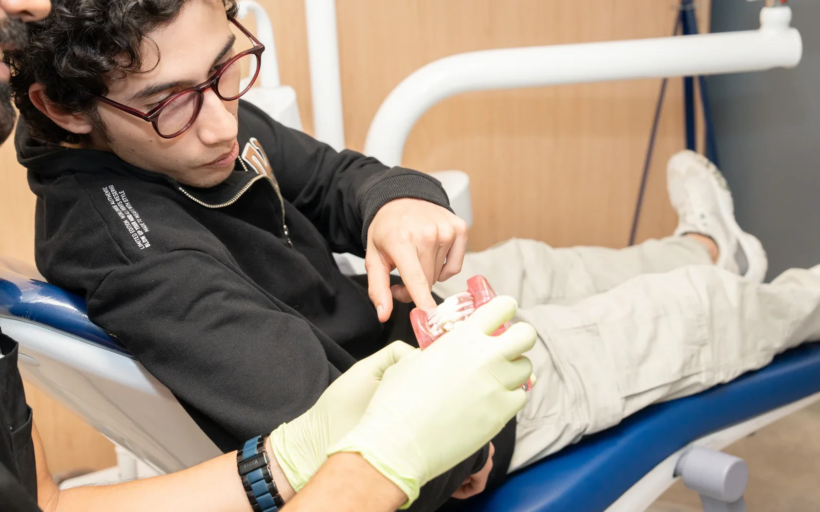 Patient reviewing a dental model with a hisonrisa clinician in Mexico City.