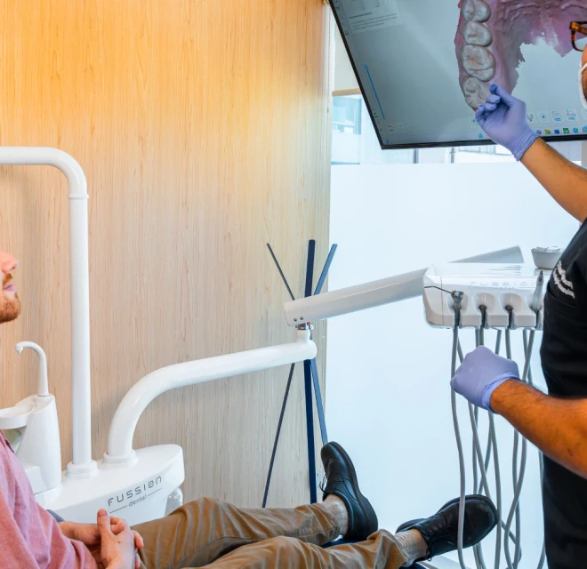 Dentist reviewing a digital scan for a custom night guard in Mexico City.